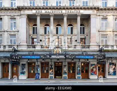 Facciata di Her Majesty's Theatre con manifesti per il fantasma dell'Opera, Haymarket, Londra, Regno Unito, Gran Bretagna Foto Stock