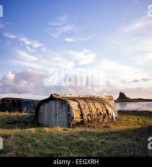 Aringa capannone in barca nel porto di Lindisfarne, Isola Santa, Northumberland, Inghilterra Foto Stock