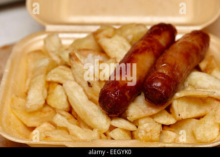 Due salsicce e patatine e una salsiccia cena da un britannico da asporto Foto Stock