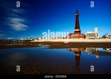 La riflessione della torre di Blackpool e la passeggiata sul lungomare in piscina sulla spiaggia lancashire England Regno Unito Foto Stock