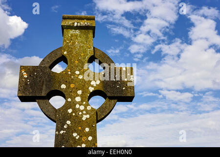 Celtic cross contro un blu cielo nuvoloso Irlanda Foto Stock