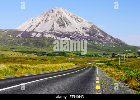 La strada attraverso donegal passato Errigal montagna in County Donegal Irlanda Foto Stock