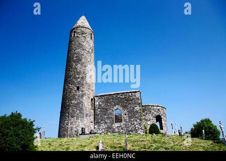 Turlough torre rotonda e chiesa abbaziale nella contea di Mayo in Irlanda Foto Stock