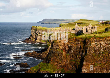 Dunluce Castle sulla costa North Antrim gioco di troni per catturare la posizione per la casa di grayjoy Foto Stock