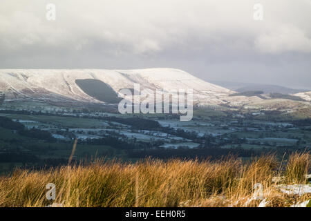 Longridge cadde, foresta di Bowland, Lancashire, Regno Unito. 18 gennaio 2015. Meteo news. Un freddo giorno di fells nella foresta di Bowland. La neve nella foresta e sul cadde rende una pittoresca scena. Credito: Gary Telford/Alamy live news Foto Stock