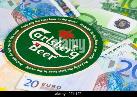 Inghilterra Londra - Novembre 11, 2014:Beermat dalla birra Carlsberg e eur denaro.La Carlsberg è un produttore di birra danese fondata Foto Stock