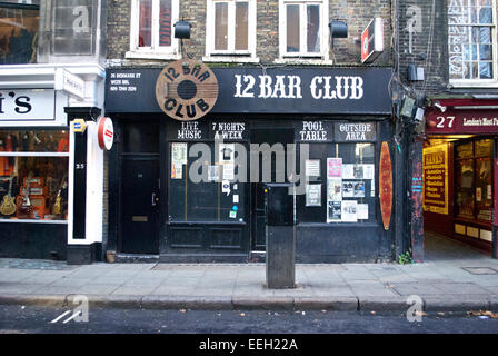 L'esterno dell'ex Bar Club 12 su Denmark Street, Londra, Inghilterra, Regno Unito Foto Stock