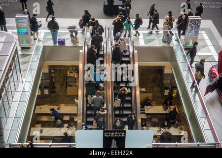 Le scale mobili che portano al piano inferiore dove Whole Foods si trova al Time Warner Center di New York su Domenica, 11 gennaio 2015. (© Richard B. Levine) Foto Stock