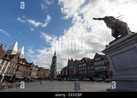 La Grand Place e la torre campanaria di Tournai e la statua di Christine de Lalaing Foto Stock