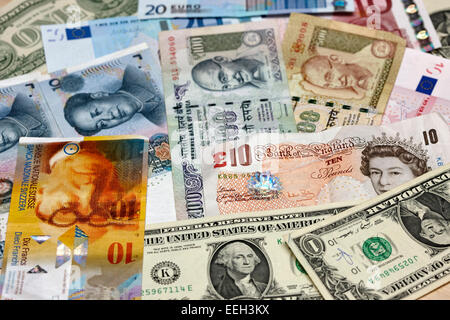 Varie valute del mondo euro, dollari US, yuan cinese, rupie indiane, sterline e franchi svizzeri Foto Stock