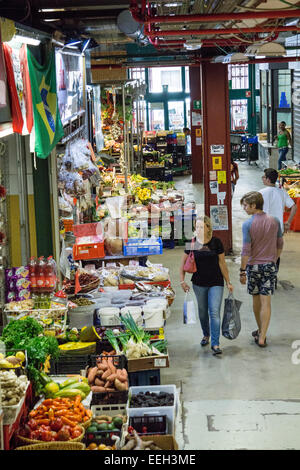 Discriminare i clienti occhio piano terra bancarelle straripanti di ortaggi freschi e frutta nel produrre del corridoio della centrale di Firenze Foto Stock