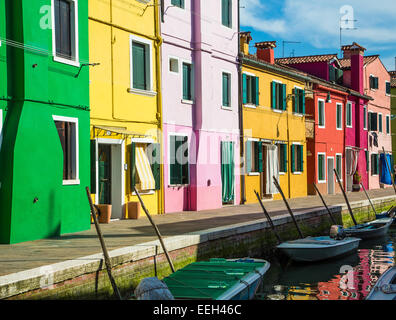 Fila di colorate case a Burano, Italia Foto Stock