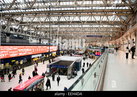 Il trambusto nel treno di Waterloo e la stazione della metropolitana di Londra. Foto Stock