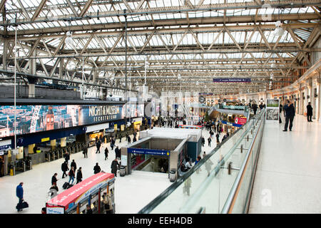 Il trambusto nel treno di Waterloo e la stazione della metropolitana di Londra. Foto Stock