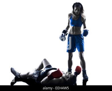 Una donna boxer boxing un uomo kickboxing in silhouette isolati su sfondo bianco Foto Stock