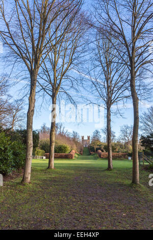 Torre Belvedere presso la Claremont Landscape Garden, vicino Esher, Surrey, Regno Unito su una giornata invernale e con un cielo blu Foto Stock