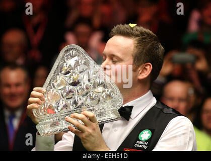 Londra, Gran Bretagna. 18 gennaio, 2015. Shaun Murphy di Inghilterra bacia il trofeo dopo la vittoria del 2015 Snooker Masters finale contro Neil Robertson di Australia presso l'Alexandra Palace di Londra, Gran Bretagna, Gennaio 18, 2015. Murphy ha vinto il campione dopo aver battuto Robertson 10-2 nella finale di domenica. Credito: Han Yan/Xinhua/Alamy Live News Foto Stock