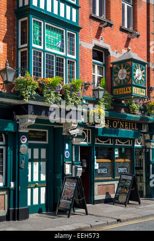 O'Neill's Pub su Church Lane, Dublin, Irlanda, Irlanda Foto Stock