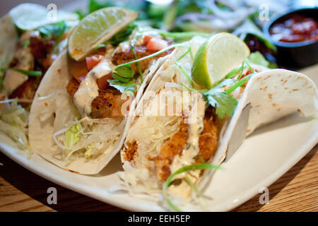 Il mahi-mahi pesce tacos originali da Joe's Restaurant & Bar in Edmonton, Alberta, Canada. Foto Stock