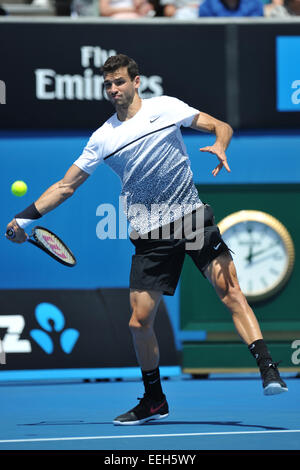 Melbourne, Australia. Xix gen, 2015. Australian Open di tennis da Melbourne Park. Grigor Dimitrov di Bulgaria colpisce un colpo nella sua partita contro Dustin Brown della Germania il giorno uno del 2015 Open di Australia a Melbourne Park, Melbourne, Australia. Credit: Azione Plus immagini di sport/Alamy Live News Foto Stock