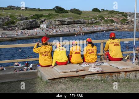 Surf Rescue (Surf Life Savers) guarda oltre Clovelly Beach a Sydney's sobborghi orientali su una soleggiata Domenica in estate. Foto Stock