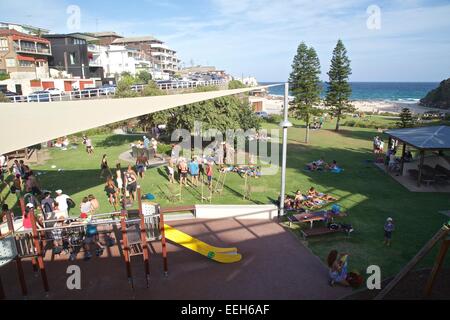 Tamarama Park, accanto a Tamarama Beach a Sydney's sobborghi orientali su una soleggiata Domenica in estate. Foto Stock