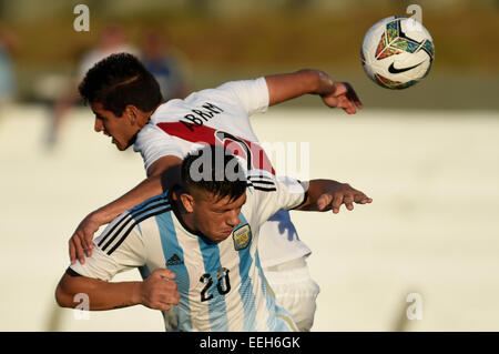 Colonia, Uruguay. 18 gennaio, 2015. Argentina Facundo Monteseirin (anteriore) vies con Luis Abram (indietro) del Perù durante una partita del sud americani U20 soccer torneo di Alberto Supici Stadium di Colonia, Uruguay, Gennaio 18, 2015. © Nicolas Celaya/Xinhua/Alamy Live News Foto Stock