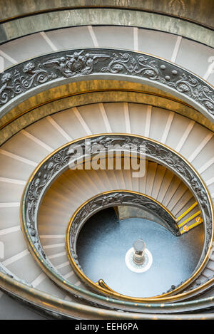 Roma, Musei Vaticani, la scalinata a spirale progettata da Giuseppe Momo Foto Stock