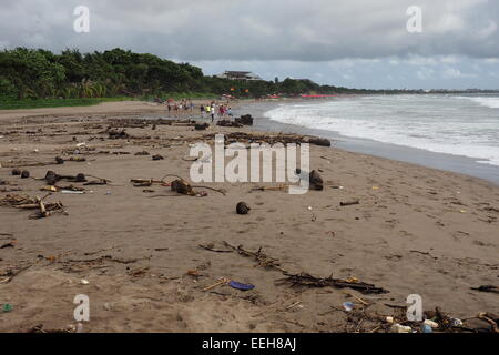 Frequentatori di spiaggia a piedi lungo la spiaggia di Seminyak. Foto Stock