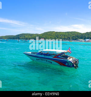 PATTAYA, Tailandia - 29 dicembre : Bella spiaggia con barca a motore in Larn isola sul dicembre 29, 2014 in Larn isola, Pattaya, Foto Stock