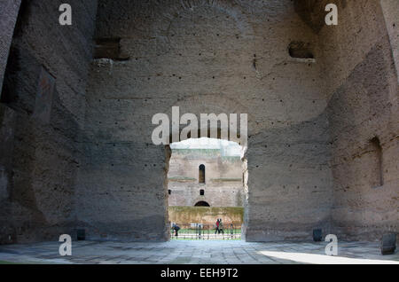 Roma, Italia - 4 gennaio 2014: la gente in le antiche Terme di Caracalla, costruito tra AD 212 e 216 Foto Stock