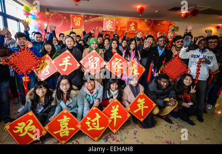 Hangzhou, cinese della Provincia di Zhejiang. Xix gen, 2015. Gli studenti posano per una foto di gruppo in occasione della cerimonia di apertura del club invernale a Zhejiang University of Technology di Hangzhou, a est della capitale cinese della Provincia di Zhejiang, Gennaio 19, 2015. Un inverno club è stato creato il lunedì per fornire attività culturali per oltre 300 studenti che vengono a trascorrere la vacanza invernale e celebrare la festa di primavera presso l'università. Il Festival di Primavera, o il cinese tradizionale capodanno nuovo anno lunare, inizia il 19 febbraio di quest'anno. © Xu Yu/Xinhua/Alamy Live News Foto Stock