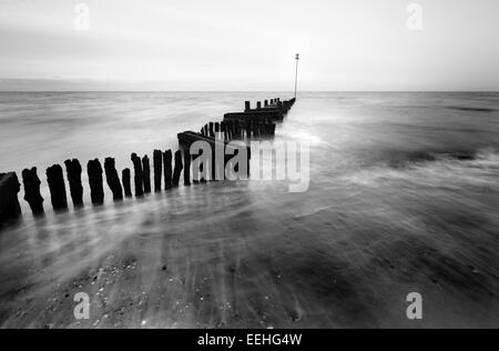 Struttura di frangionde a Heacham sulla costa di Norfolk. Foto Stock