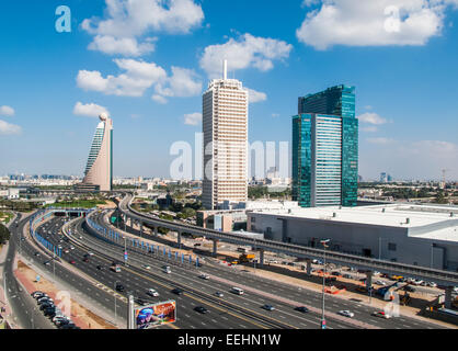 Architettura moderna cityscape: vista lungo la Sheikh Zayed Road e Ghweifat autostrada internazionale, Dubai, Etisalat Tower 2 e Dubai World Trade Center Foto Stock