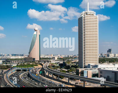 Vista lungo la Sheikh Zayed Road e la Ghweifat autostrada internazionale, Dubai, con iconico Etisalat Tower 2 e Dubai World Trade Center grattacieli Foto Stock