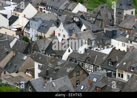 Vista in elevazione al di sopra della metà-case con travi di legno di Bacharach, Valle del Reno, Germania Foto Stock