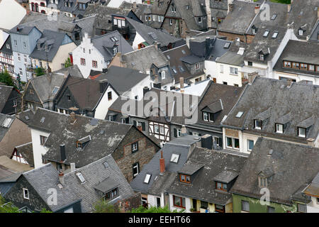 Vista in elevazione al di sopra della metà-case con travi di legno di Bacharach, Valle del Reno, Germania Foto Stock