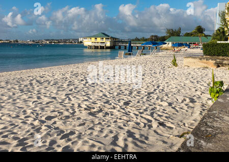 Barbados - spiaggia di ciottoli in Carlisle Bay, Bridgetown, Barbados - solo uso editoriale Foto Stock