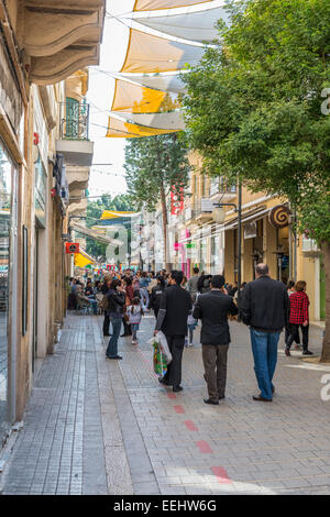 People Shopping e turisti lungo il Ledra Street nel centro di Nicosia, la città capitale di Cipro - solo uso editoriale Foto Stock