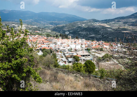 Pittoresca campagna e il villaggio di Omodos nei Monti Troodos centrali di Cipro. Foto Stock