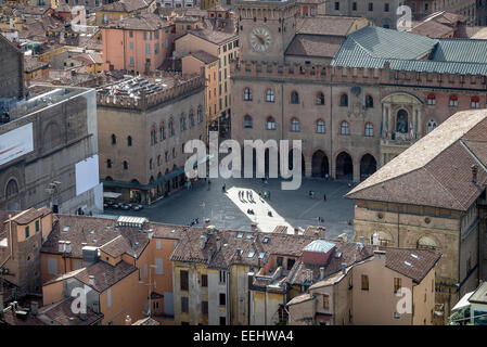 Vista del lato sud di Piazza Maggiore, Bologna, Italia, dal punto di vista della torre, Torre Asinelli. Foto Stock