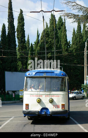 Il vecchio filobus in strada di Alushta, Crimea, Russia Foto Stock