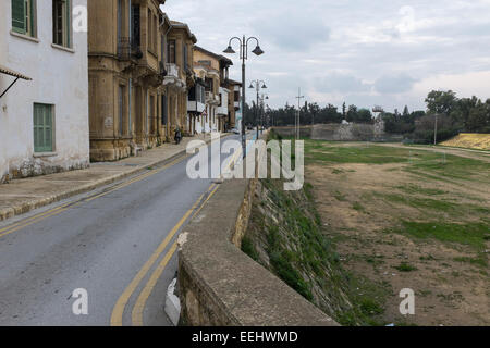 Arabahmet Trimestre di Nicosia in turco Cipro del Nord, accanto a una sezione della storica vecchia città veneziana parete - solo uso editoriale Foto Stock