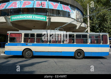 Il vecchio filobus in strada di Alushta, Crimea, Russia Foto Stock