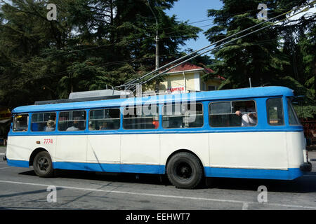 Il vecchio filobus in strada di Alushta, Crimea, Russia Foto Stock