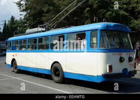 Il vecchio filobus in strada di Alushta, Crimea, Russia Foto Stock