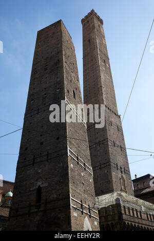 Le due Torri di Bologna, Italia. Le Due Torri sono il simbolo di Bologna e la più grande, Torre Asinelli, può essere scalato. Foto Stock