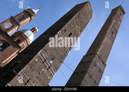 Le due Torri di Bologna, Italia. Le Due Torri sono il simbolo di Bologna e la più grande, Torre Asinelli, può essere scalato. Foto Stock
