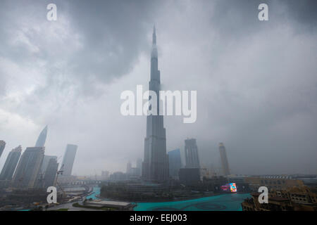 Dubai, EAU. Xix gen, 2015. Il Burj Khalifa Tower in densa nube durante la tempesta in Dubai Emirati Arabi Uniti. Credito: Iain Masterton/Alamy Live News Foto Stock