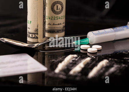 La droga, la cocaina, la siringa e l'eroina sul cucchiaio pronto per l'uso Foto Stock